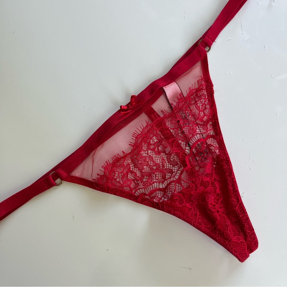 VICTORIA’S SECRET red mesh and lace dream angels v-string